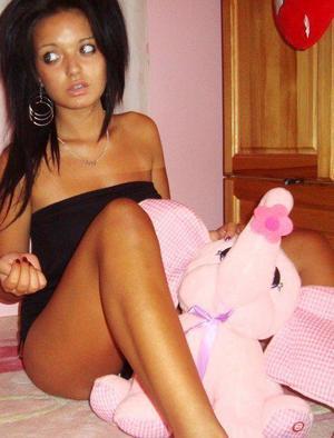Ella from Aztec, New Mexico is looking for adult webcam chat