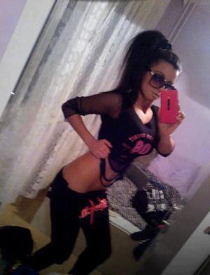 Adah from Marquette, Wisconsin is looking for adult webcam chat