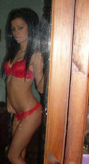 Tama from Cottondale, Florida is looking for adult webcam chat