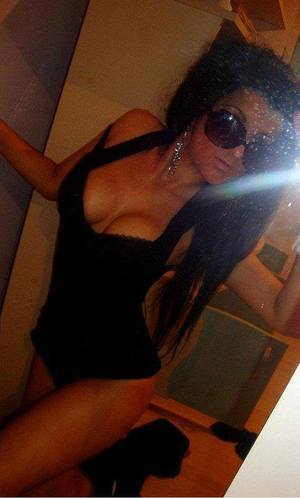 Elenore from Glenville, Connecticut is looking for adult webcam chat